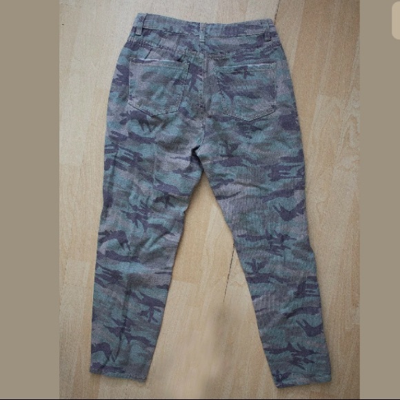 Women’s NWT Camo Shredded High Waist Pants, 4P - Picture 8 of 8